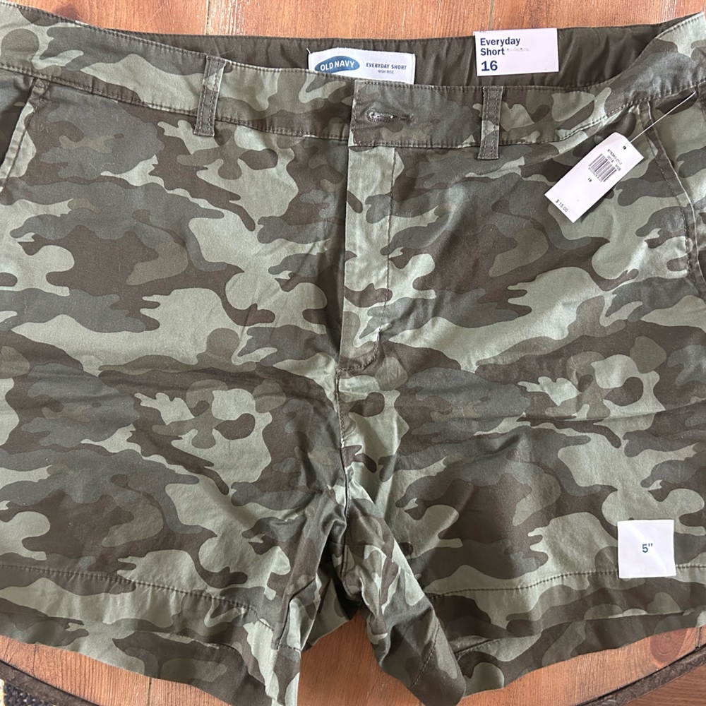 Brand new women’s Old Navy everyday high rise shorts. CAMO.